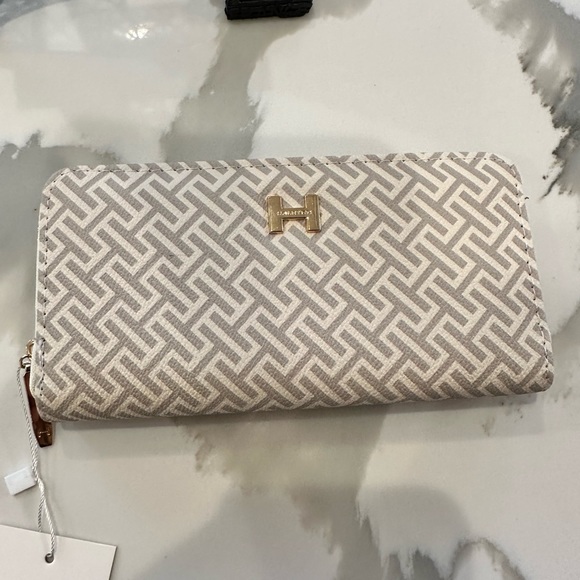 🔥H WALLET________________NWT H wallet by Halston.  Beige with H monogrammed. - Picture 6 of 7
